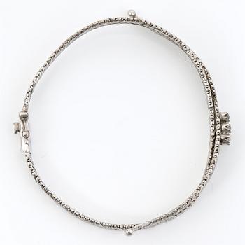 ARMBAND, 18K vitguld med 3 briljantslipade diamanter, tot ca 0,20 ct. Vikt 17,99 g.