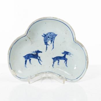 Skålfat, tre stycken, porslin. Kina, 1600-tal.