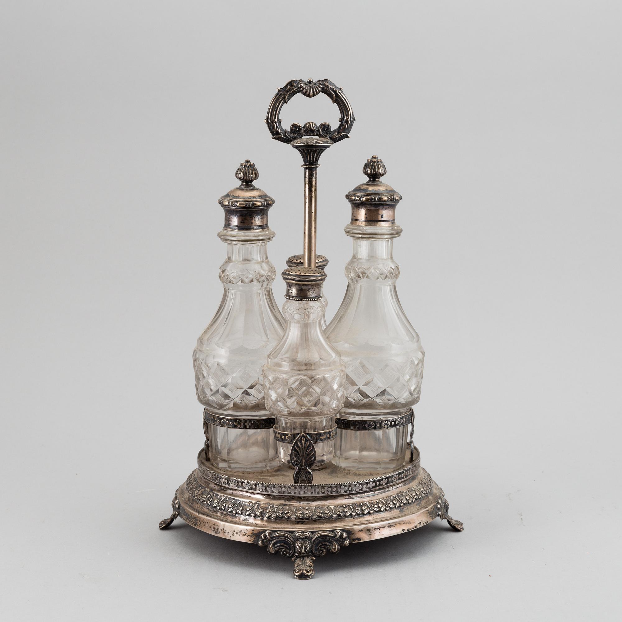 BORDSSURTOUT, silver och flaskor i glas. Jacob Lenholm, Stockholm 1835.