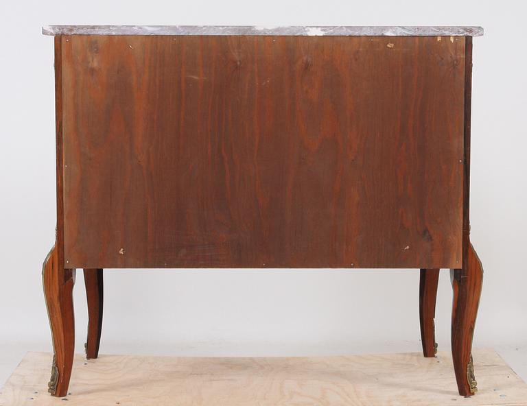 BYRÅ, gustaviansk stil, omkring 1900-talets mitt.