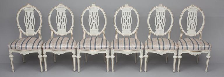 A SET OF 6 CHAIRS.