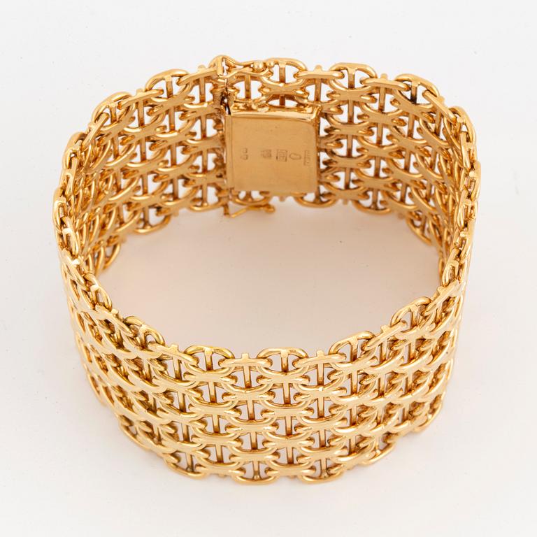 18K gold bracelet.