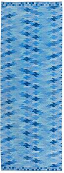 598. CARPET. "Blåarp". Flat weave. 588,5 x 214,5 cm. Signed AB MMF BN.