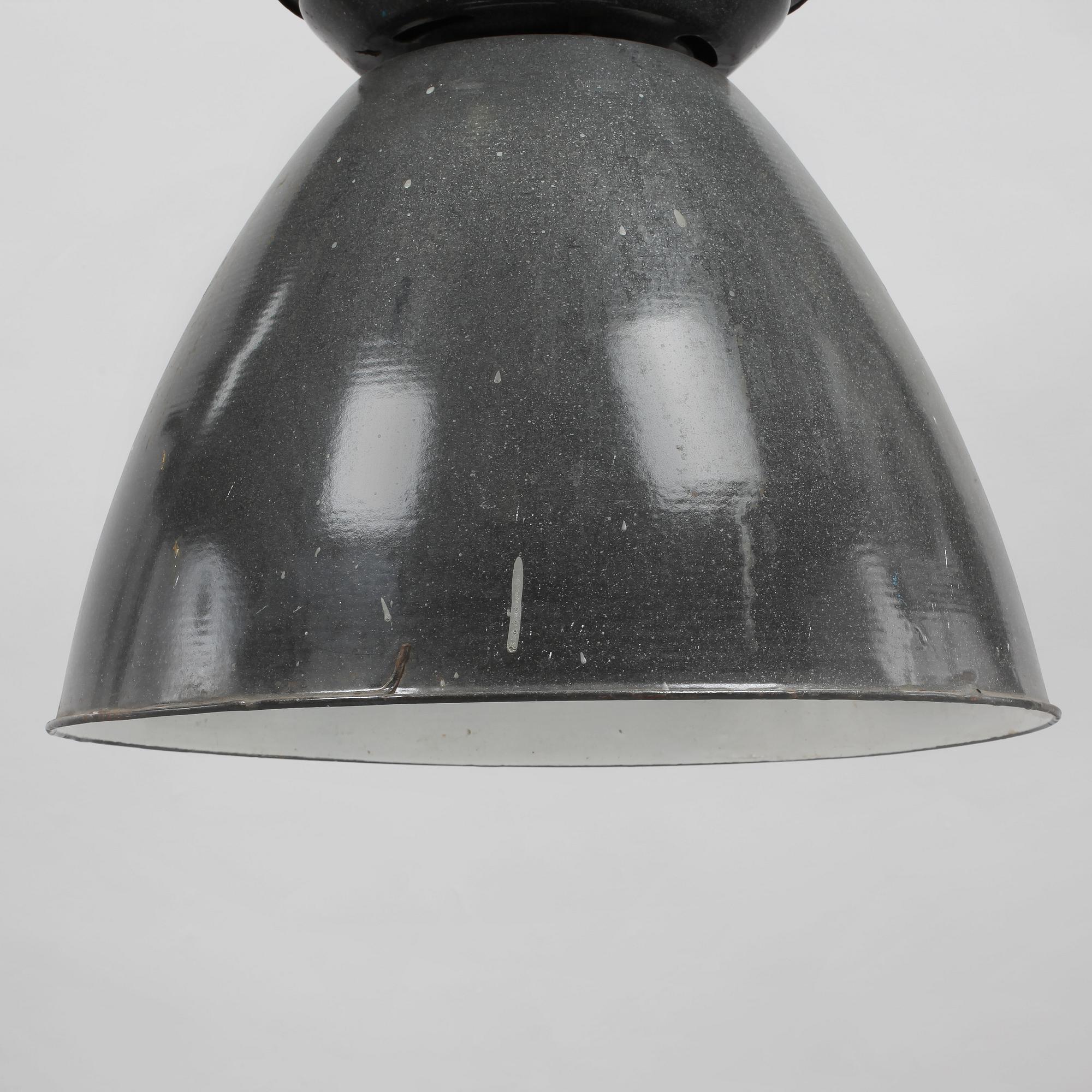 INDUSTRILAMPOR, ett par, 1900-tal. Höjd 90 cm.
