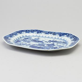 A blue and white export porcelain platter, Qing dynasty, Qianlong (1736-95).