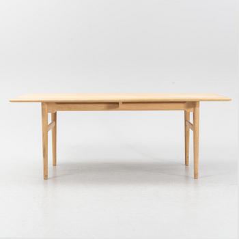 A model CH327 oak dining table by Hans J Wegner for Carl Hansen & Son.