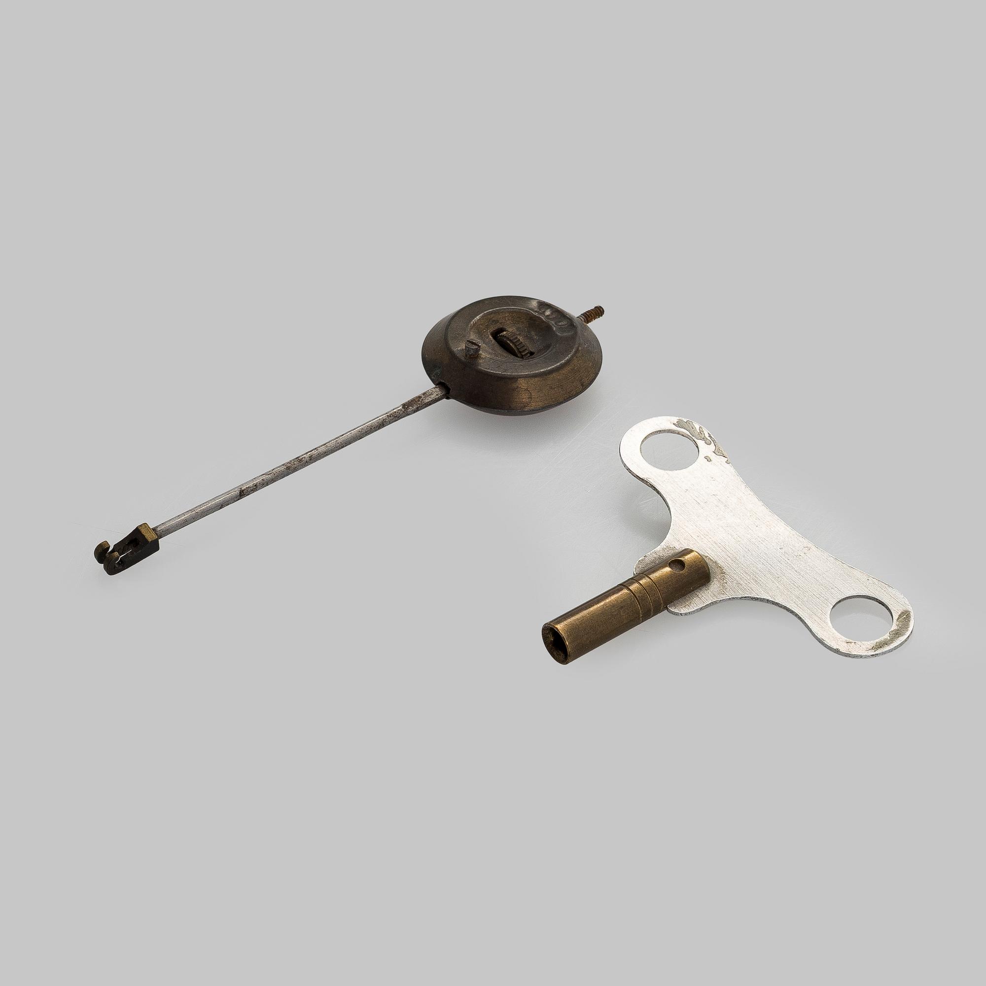 bordsklocka och garnityrer, ett par, Société Clusienne d'Horlogerie, Frankrike  1930-tal.