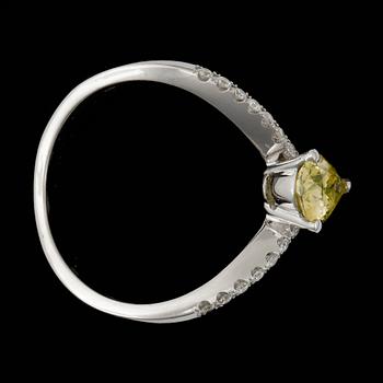 RING, 18k vitguld med gul droppformad diamant ca 0,92 ct samt briljantslipade diamanter ca 0,14 ct. Vikt ca 3,97 gram.