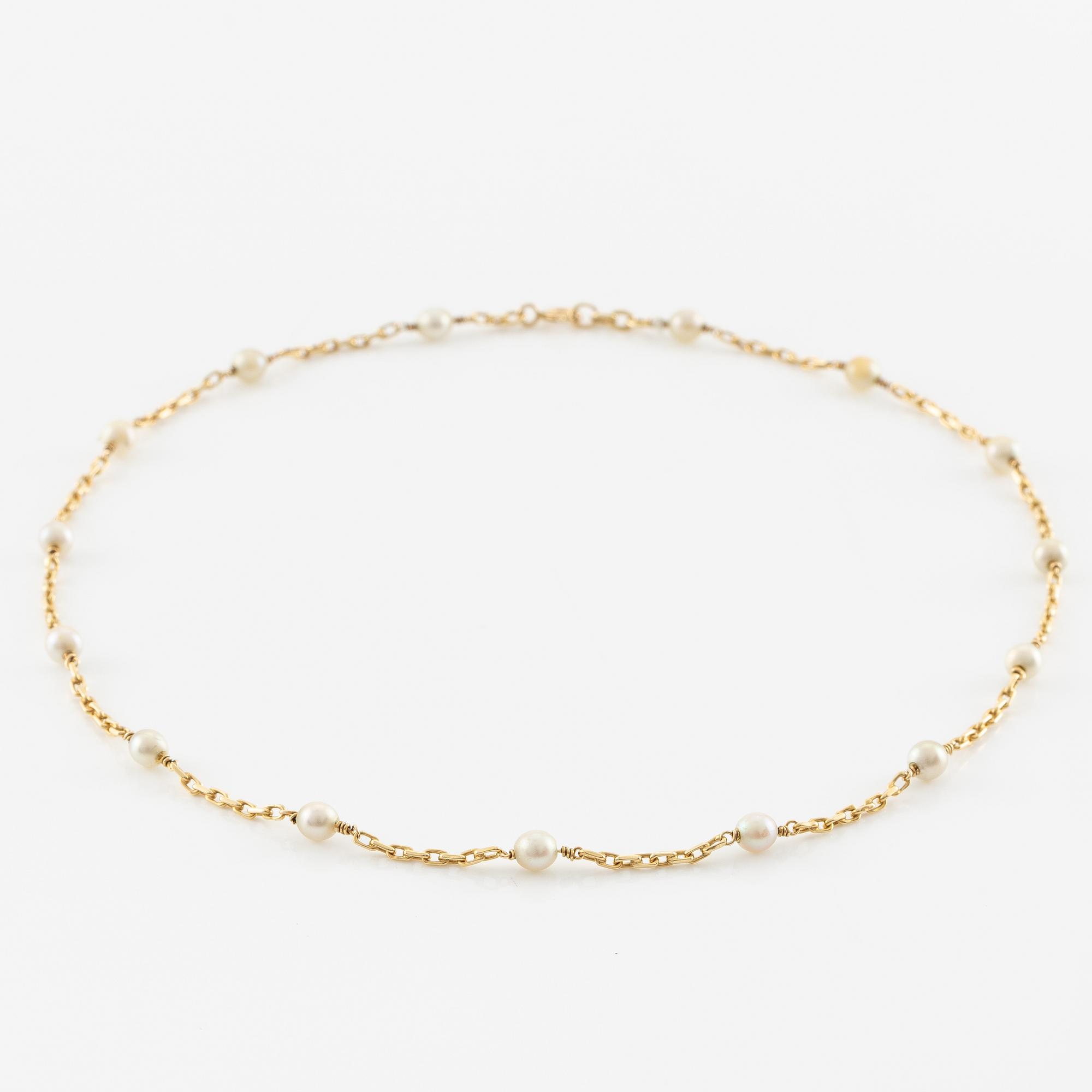 Necklace 18K gold with cultured pearls.