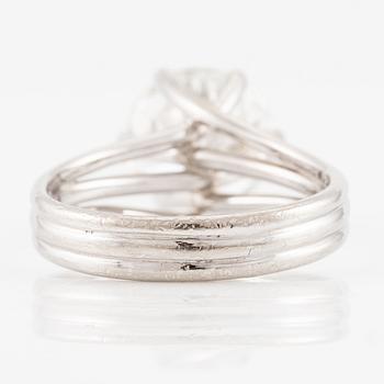 A ring in 18K white gold set with a round brilliant-cut diamond.