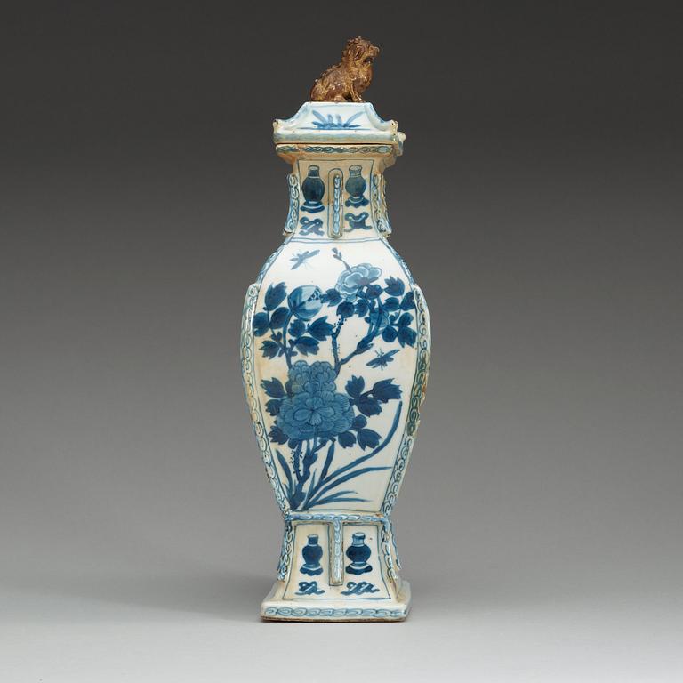 VAS med LOCK, porslin. Qing dynastin, Kangxi (1662-1722).