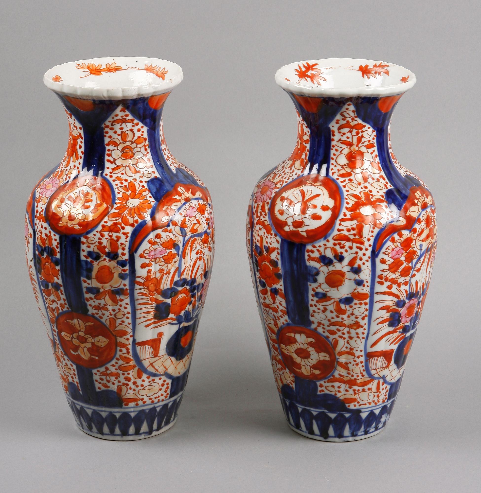 VASER, ett par, porslin, Imari Japan. Omkring 1900.