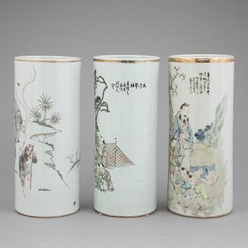 PENSELVASER, porslin, 3 st, 1900-tal, Kina.
