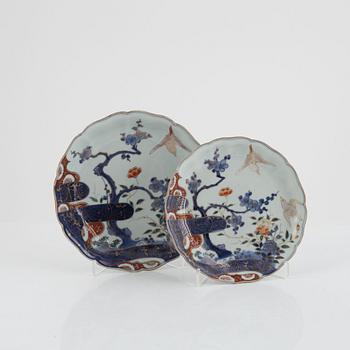 Two Japanese imari verte porcelain dishes, 19th century.