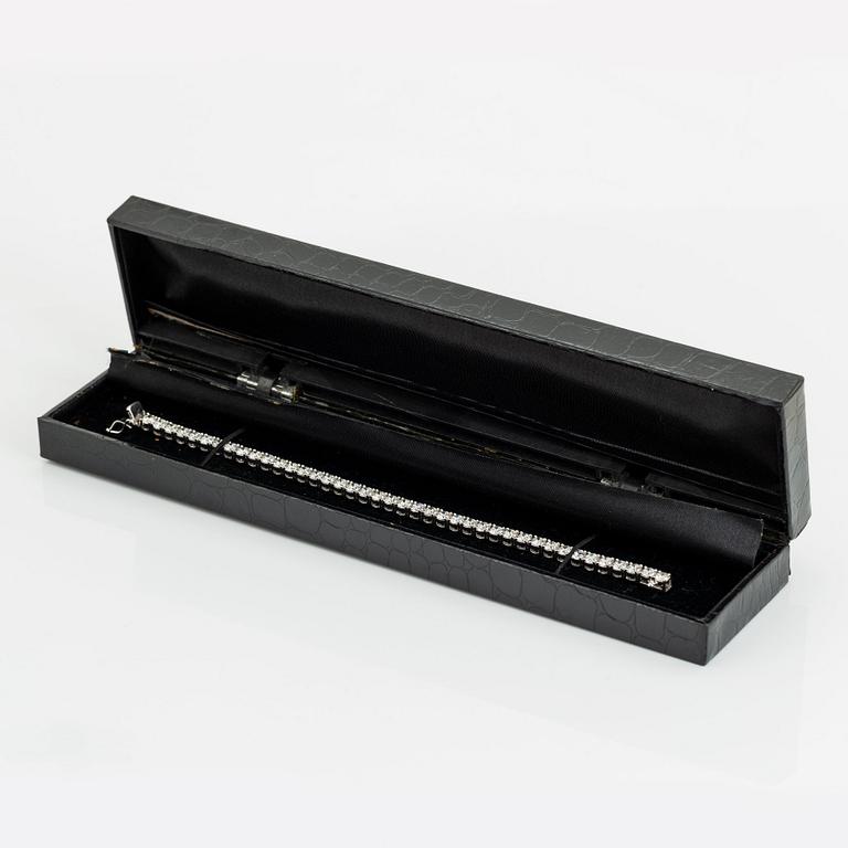An 18K white gold bracelet set with round brillliant-cut diamonds.