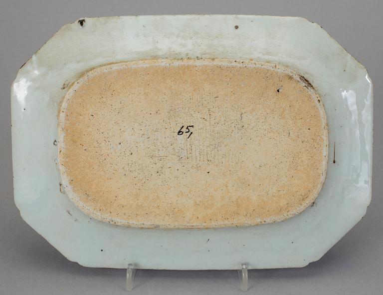 STEKFAT, 2 st, porslin, Kina, Qianlong (1736-95).