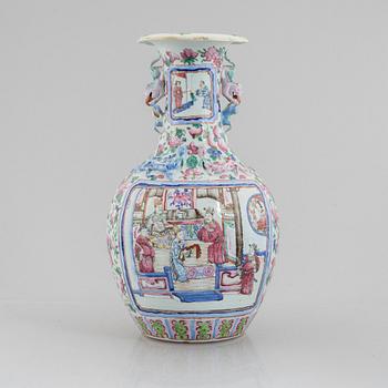 A porcelain vase, China, Qingdynasty, 19th century.