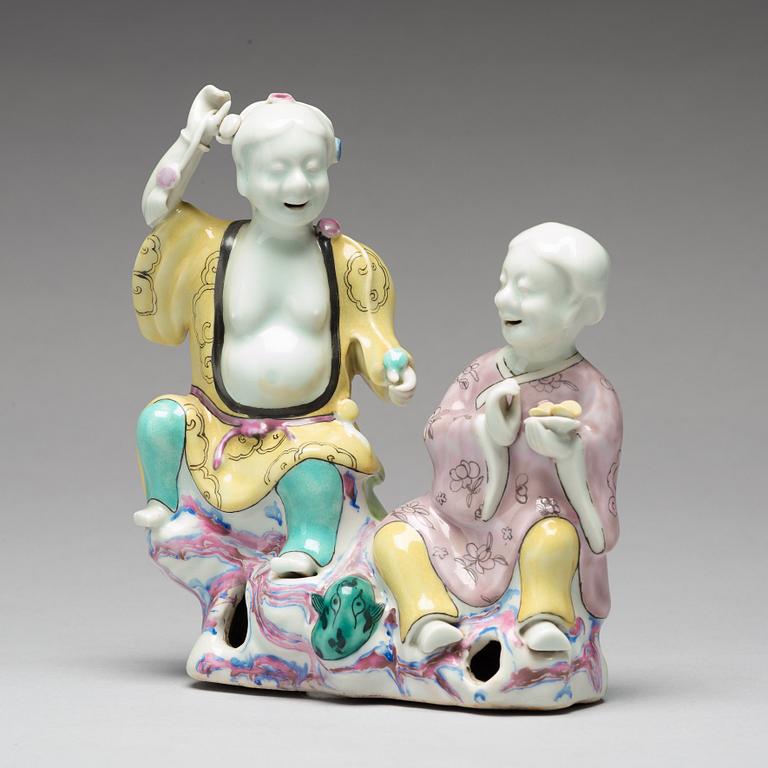 FIGURGRUPP, porslin. Qingdynastin, 1700-tal.