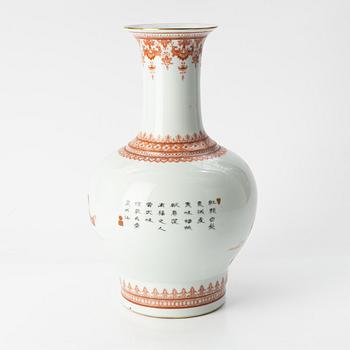 A porcelain vase, mid/second half of the 20th century.