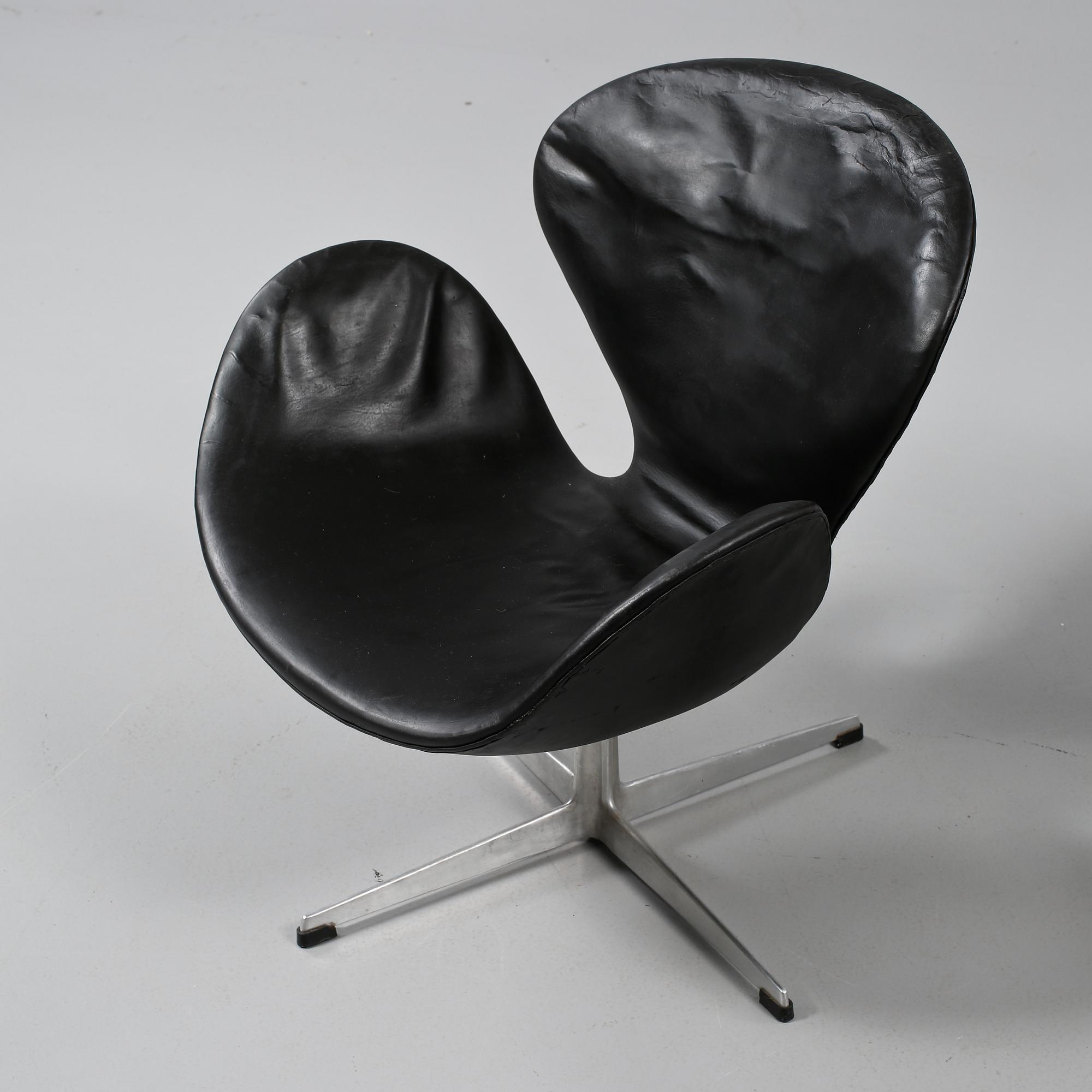 FÅTÖLJER, ett par, "Svanen" av Arne Jacobsen för Fritz Hansen, Danmark, 1900-talets andra hälft.