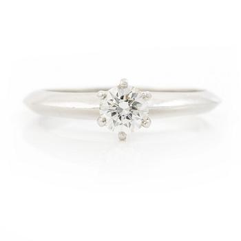 Tiffany & Co, ring, solitaire, platinum with a brilliant-cut diamond 0.41 ct. Marked Tiffany & Co. With certificate.