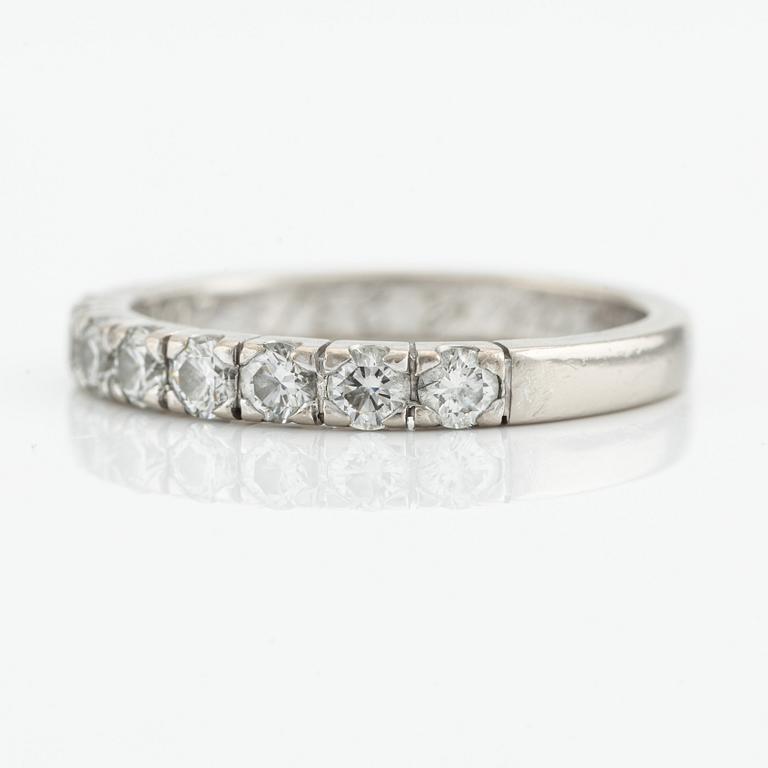 An 18K white gold ring set with round brilliant-cut diamonds.