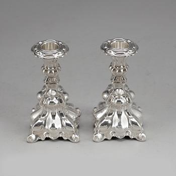 LJUSSTAKAR, ett par, silver, rokokostil, svenska imporstämplar, 1900-tal.