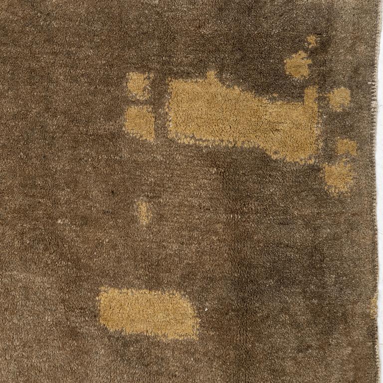 Carpet, China, approx. 137 x 207 cm.