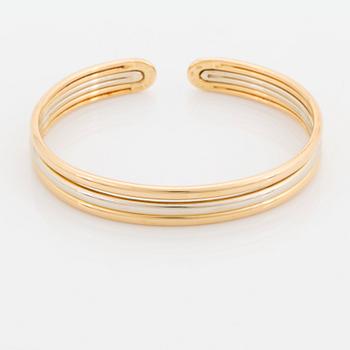 An 18K gold Van Cleef & Arpels bracelet with a ring.