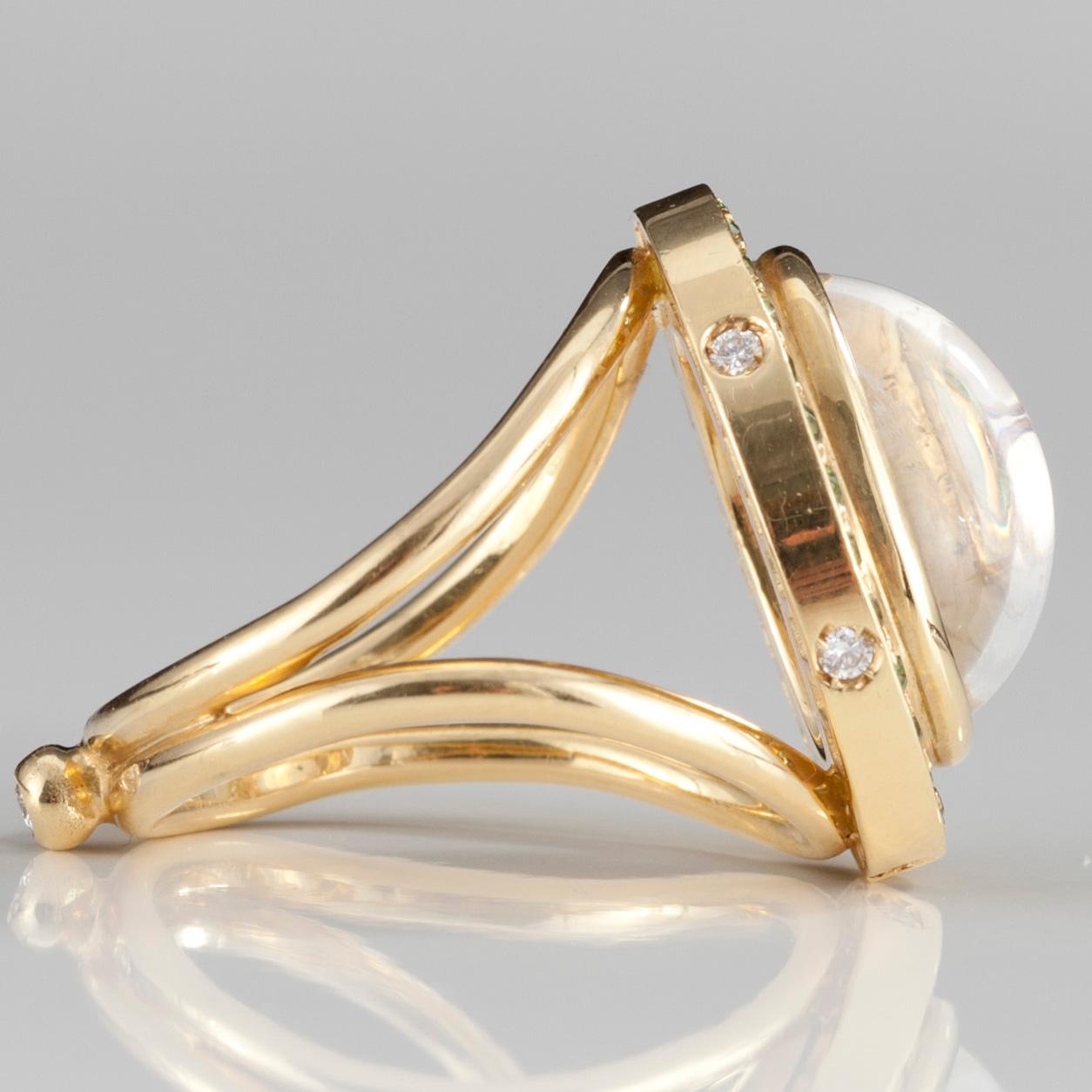 RING, guld 18K, månsten 6,50 ct, peridoter tot. 0,30 ct, briljanter 6 x 0,02 ct. TEMPLE ST. CLAIR. Vikt 11,7 g.