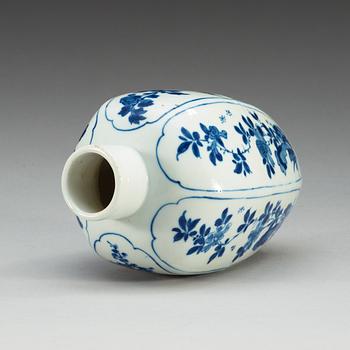 A blue and white vase, Qing dynasty, Kangxi (1662-1722).