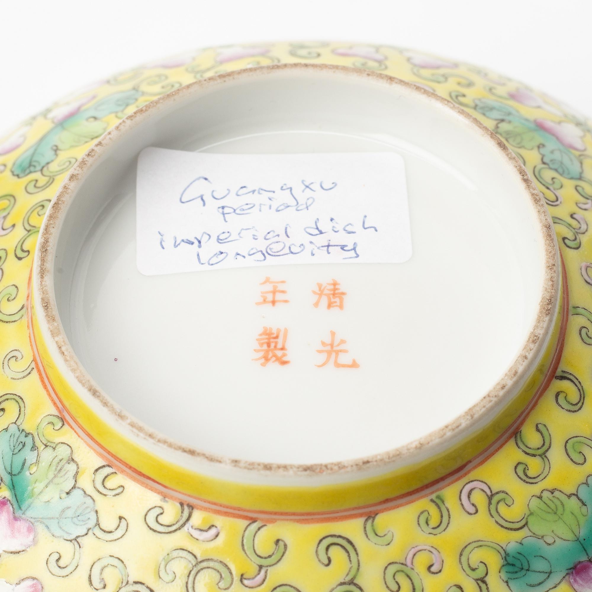 Skålar, två stycken. Kina, tidigt 1900-tal med Guangxus märke.