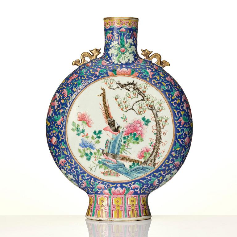 Vas, porslin. Qingdynastin, 1800-tal.