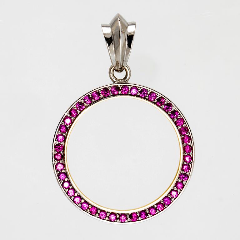 Brooch 14K whitegold with rubies, height approx 5,5 cm.