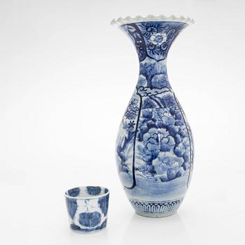 Mugg, porslin, Japan, Meiji (1868-1912) och vas, Meiji, tidigt 1900-tal.