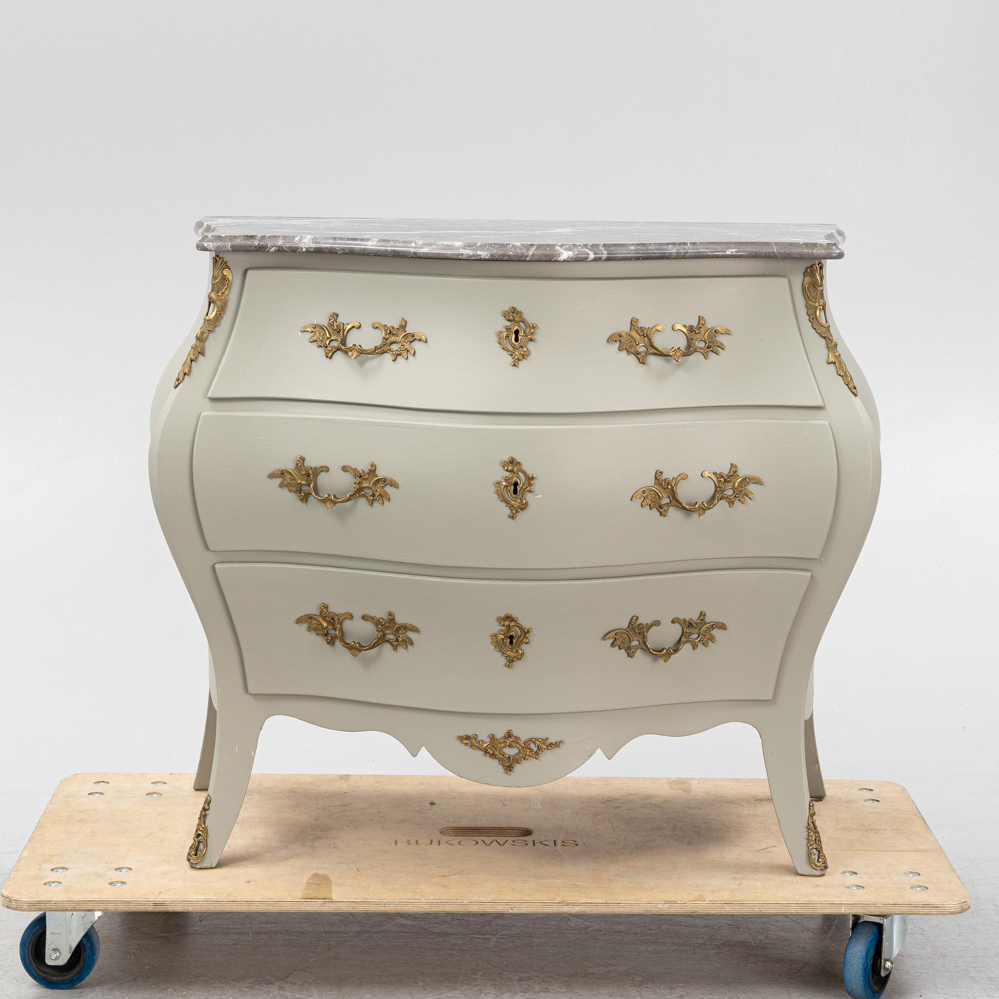 A painted rococo style chest of drawers, with av marble top, 20th Century.