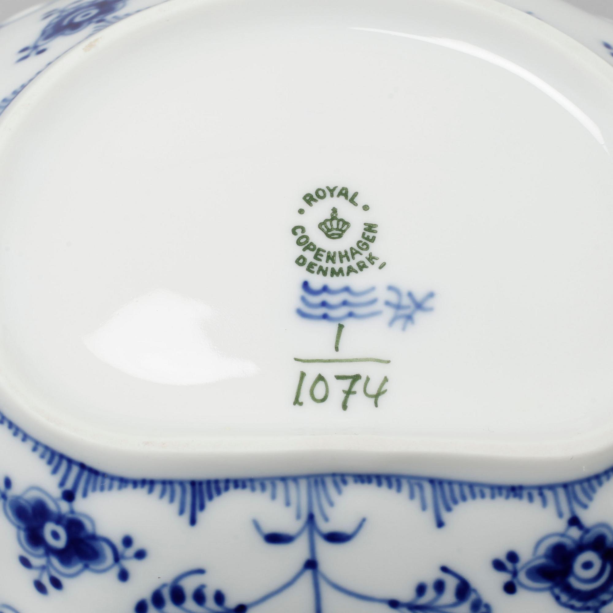 A set 38 pieces of Royal Copenhagen porcelain named "Musselmalet".