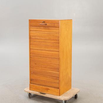 A 1940/50s oak filing cabinet.