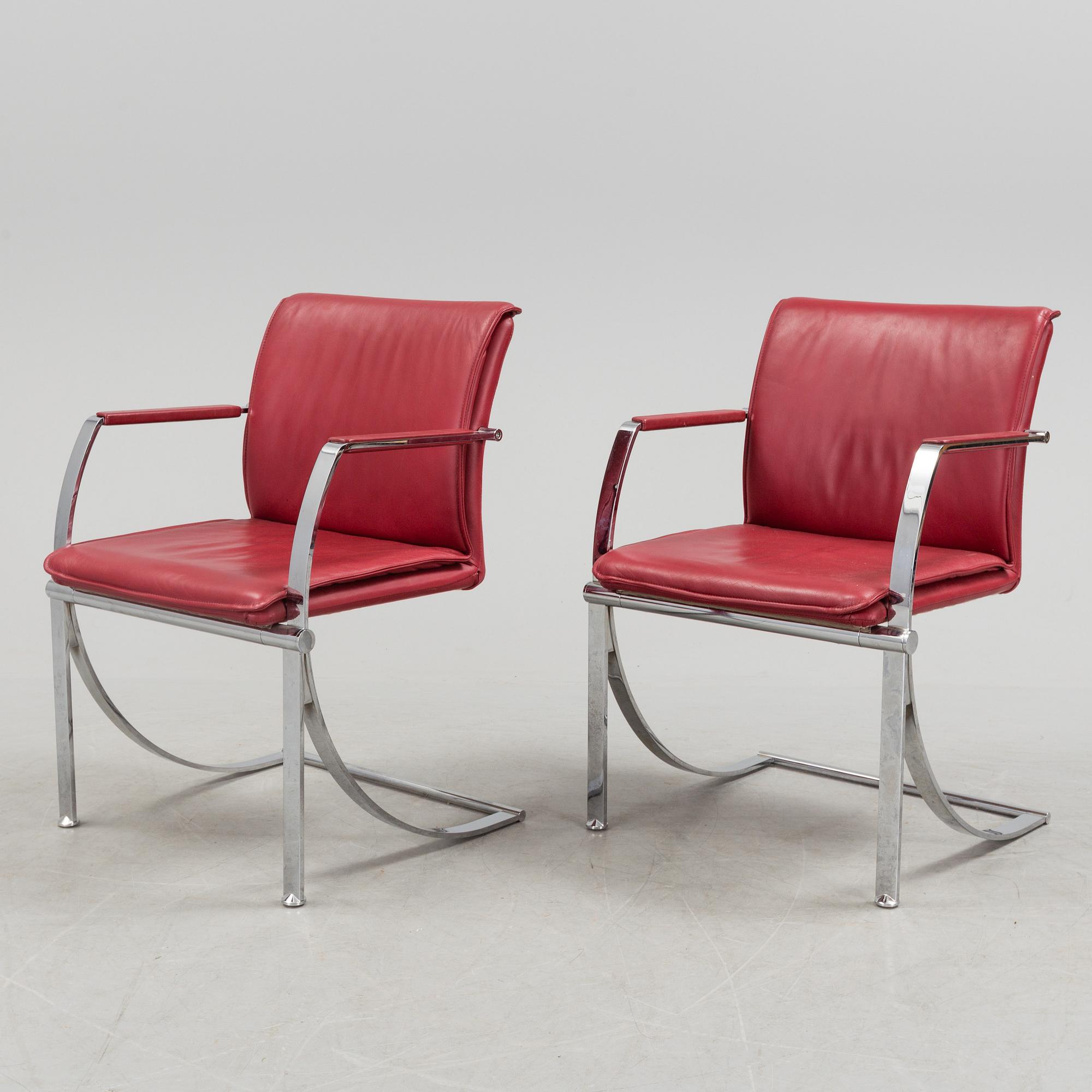 A pair of crome and leather 1970/80s armchairs.
