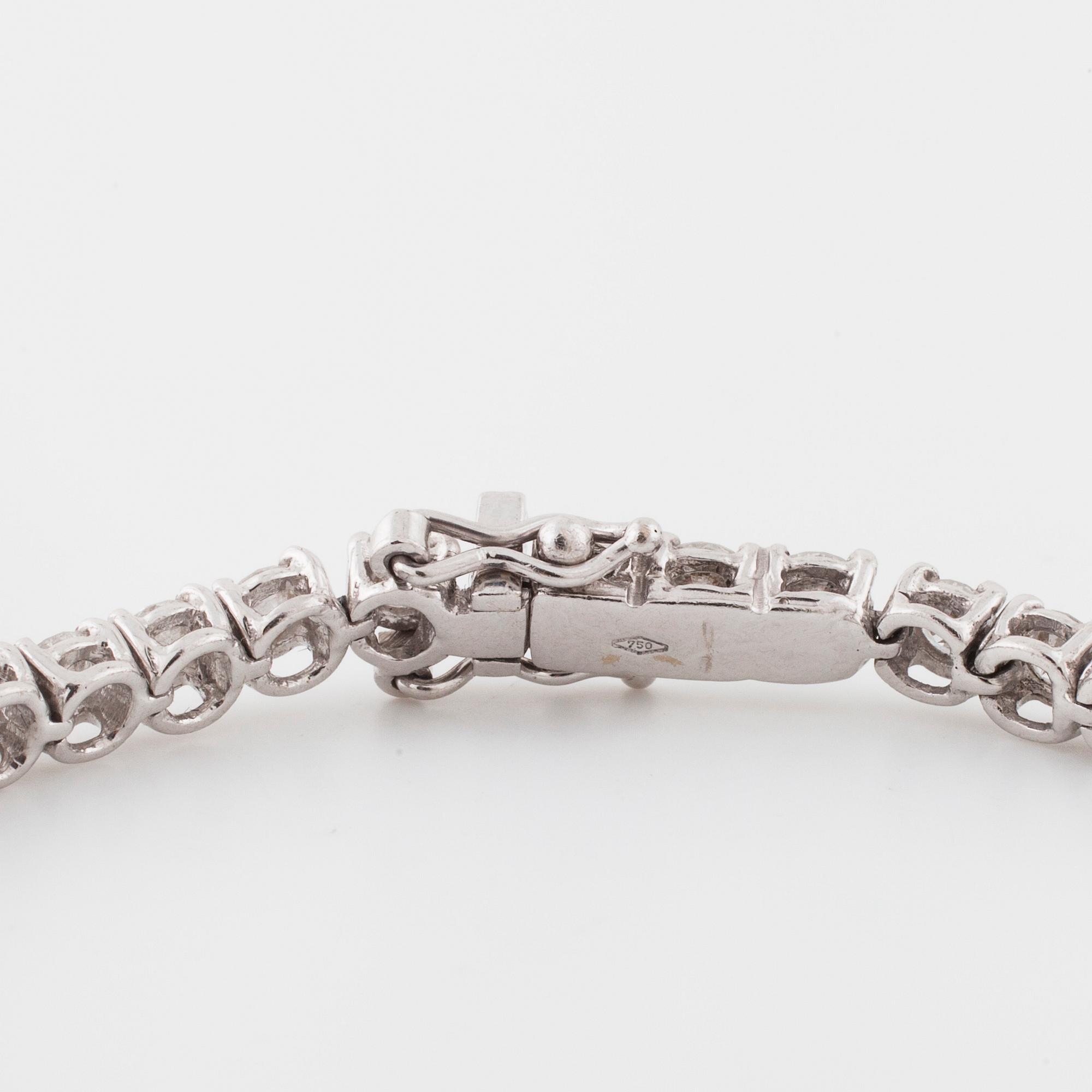 A brilliant cut diamond bracelet.
