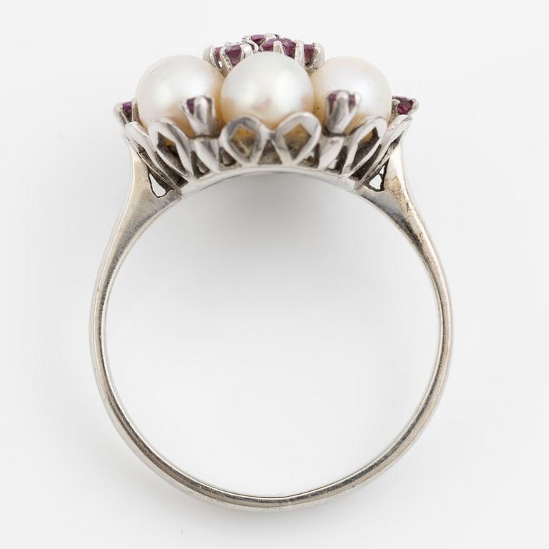 Ring 18K vitguld med pärlor och rubiner.