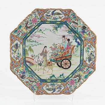 A porcelain dish, Japan, first half of the 20th century.