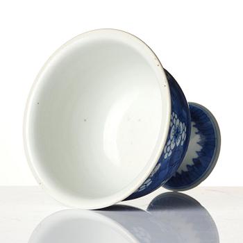 Stemcup, porslin. Qingdynastin, Kangxi (1662-1722).