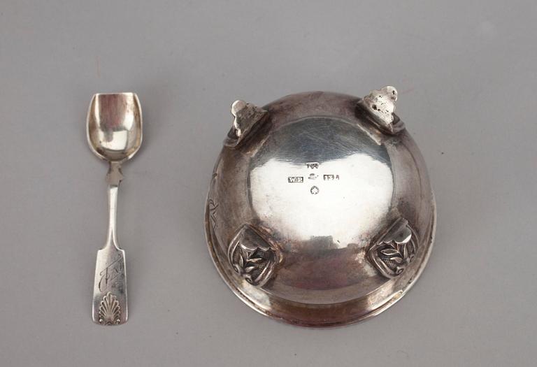 SALTKAR, silver, 13L, sannolikt Wilhelm Petterson (1870-1900), Åbo samt SALTSKED, silver, "Muslan"-serien. Vikt 40,7 g.