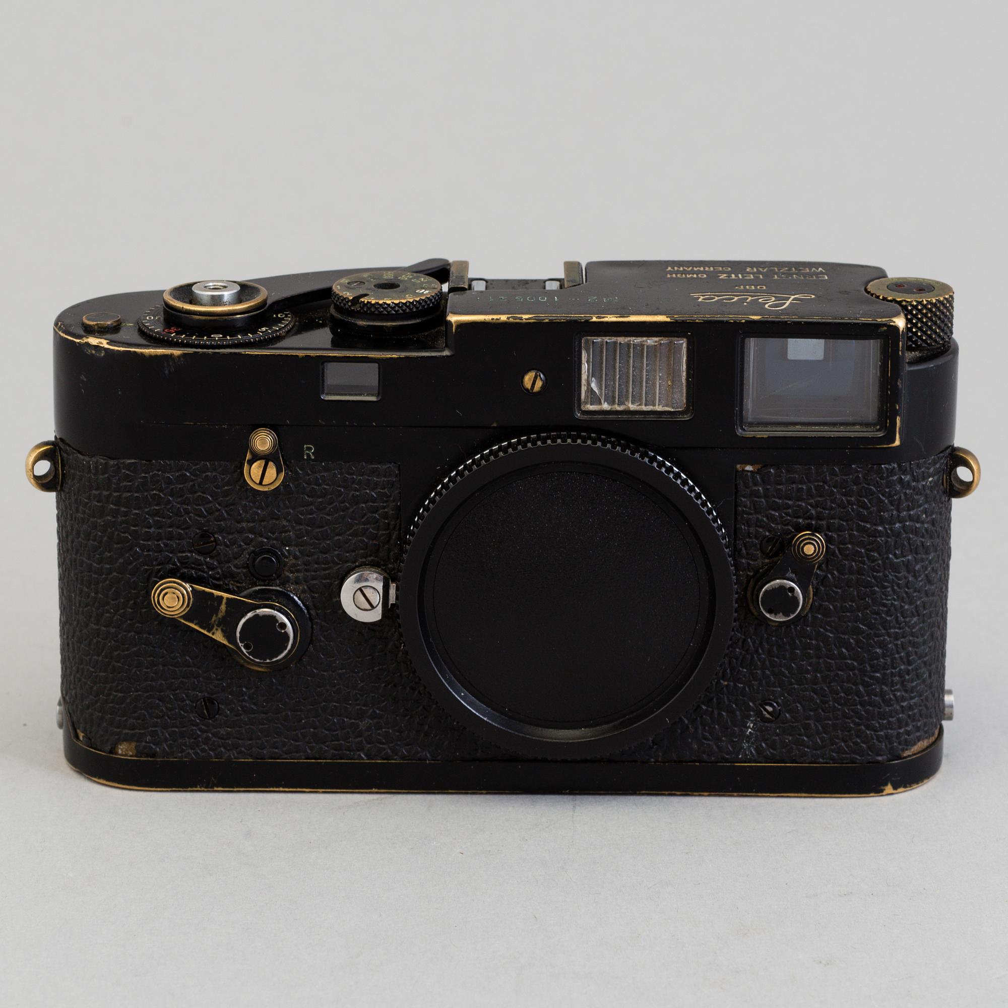 A black body Leica M2 nr 1005211 from Wetzlar 1960 and two lenses.