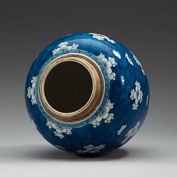 A blue and white jar, Qing dynasty, Kangxi (1662-1722),