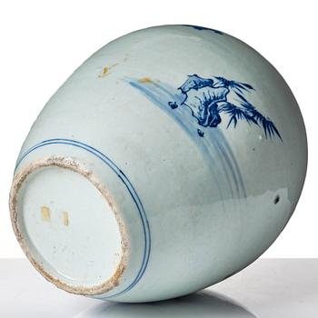 A blue and white jar, Qing dynasty, 19th Century.