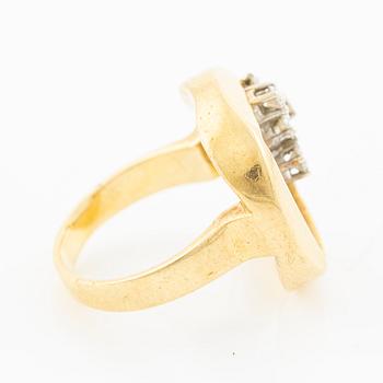 Ring in 18K gold set with round brilliant-cut diamonds.