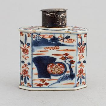 An Chinese 'Imari' porcelain tea caddy, Qing dynasty, Kangxi (1662-1722).