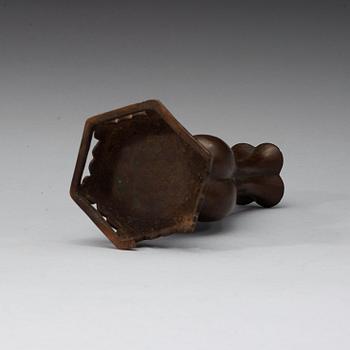 A bronse vase, Ming dynasty or early Qing dynasty.